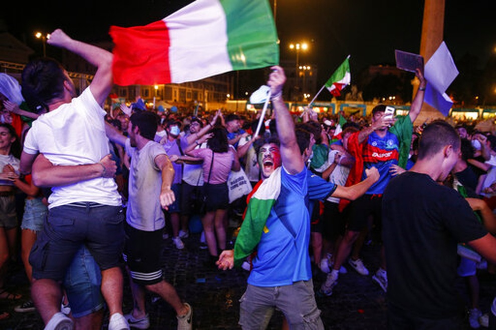 Niềm vui sướng tột độ của đội tuyển Italia sau khi đánh bại Bỉ - 25 Niềm vui sướng tột độ của đội tuyển Italia sau khi đánh bại Bỉ - 25