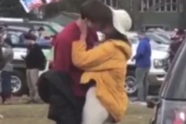 “Ái nữ” nhà Obama lộ cảnh hút thuốc, âu yếm bạn trai