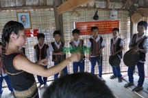 Học trò biểu diễn cồng chiêng, múa xoang trong sân trường