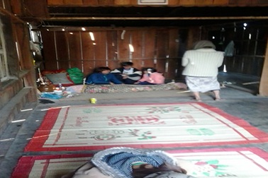 Chồng tẩm xăng đốt chết vợ	 