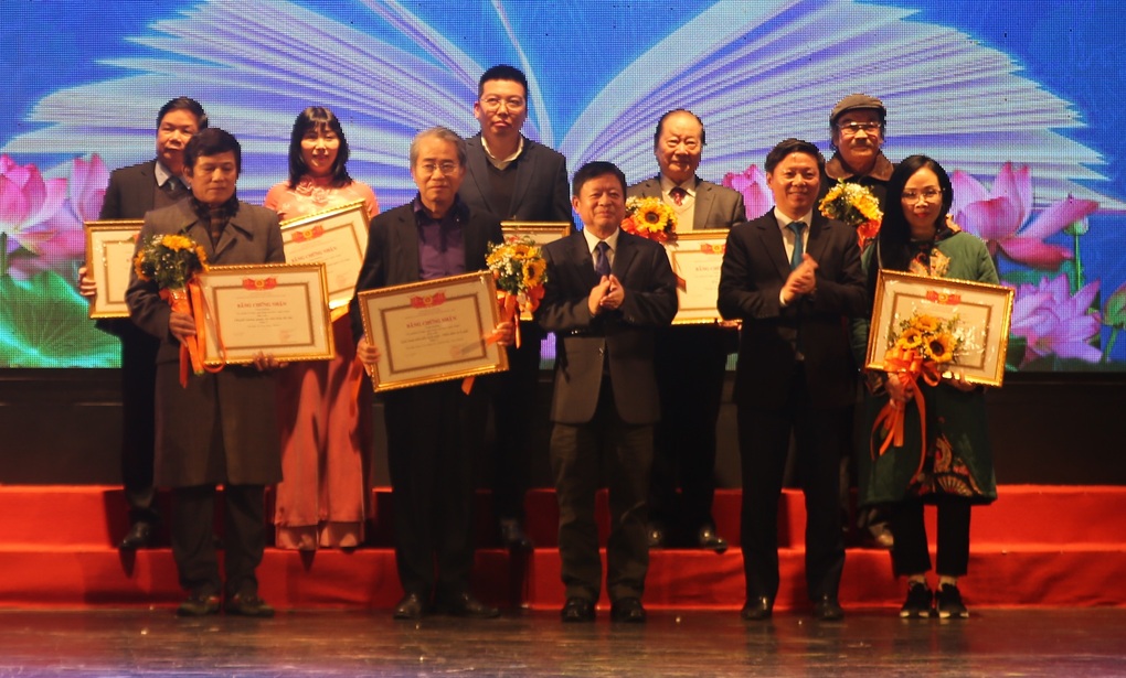 Tặng thưởng 20 tác phẩm lý luận, phê bình văn học, nghệ thuật - 6 Tặng thưởng 20 tác phẩm lý luận, phê bình văn học, nghệ thuật - 6