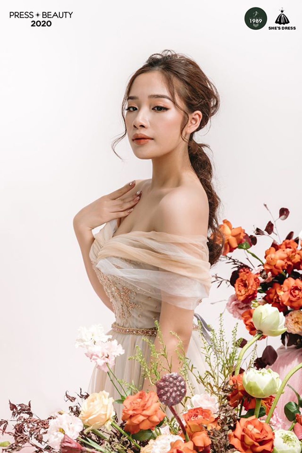 Top 10 thí sinh Hoa khôi trường Báo khoe sắc cùng hoa - 4 Top 10 thí sinh Hoa khôi trường Báo khoe sắc cùng hoa - 4