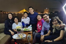 Kiatisuk chia tay bạn bè trước khi sang Việt Nam làm HLV HA Gia Lai