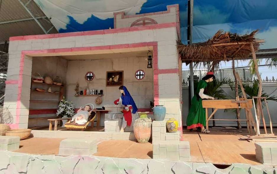 Các nhà thờ trang trí bắt mắt, đường phố đông nghịt người vui chơi đêm Noel - 25 Các nhà thờ trang trí bắt mắt, đường phố đông nghịt người vui chơi đêm Noel - 25