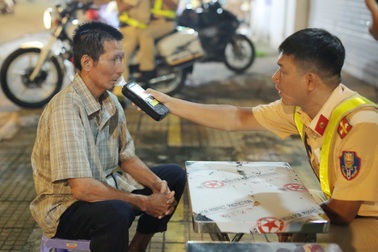 Tài xế ở TPHCM nhậu xỉn rồi vào chốt CSGT đề nghị kiểm tra nồng độ cồn