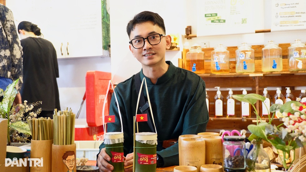 Cà phê ống tre gắn cờ đỏ sao vàng gây sốt, khách xếp hàng cả tiếng chờ mua - 3 Cà phê ống tre gắn cờ đỏ sao vàng gây sốt, khách xếp hàng cả tiếng chờ mua - 3