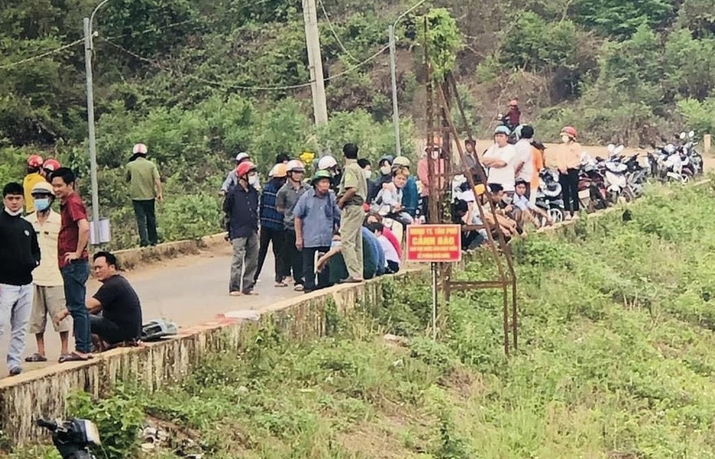 Phát hiện thi thể người phụ nữ nổi trên đập Bà Mụ - 1 Phát hiện thi thể người phụ nữ nổi trên đập Bà Mụ - 1