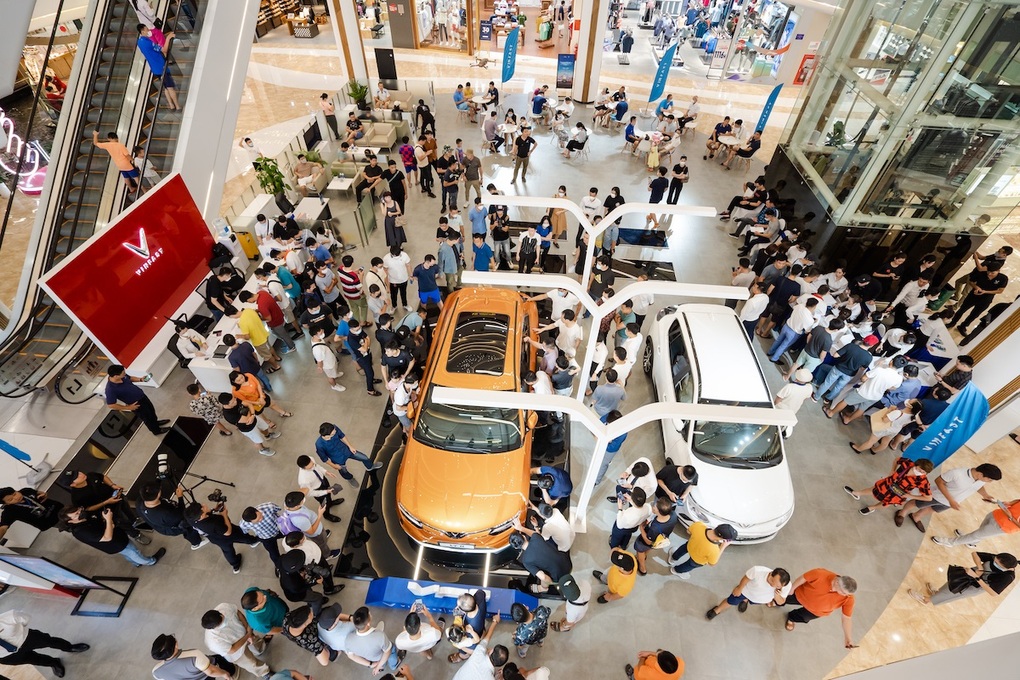 Hàng nghìn khách xếp hàng để lái thử VF 8, nhiều người tranh thủ chốt cọc sớm - 1 Hàng nghìn khách xếp hàng để lái thử VF 8, nhiều người tranh thủ chốt cọc sớm - 1