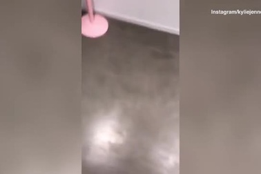 Chiêm ngưỡng văn phòng làm việc ngập tràn màu hồng của nữ tỷ phú USD 21 tuổi