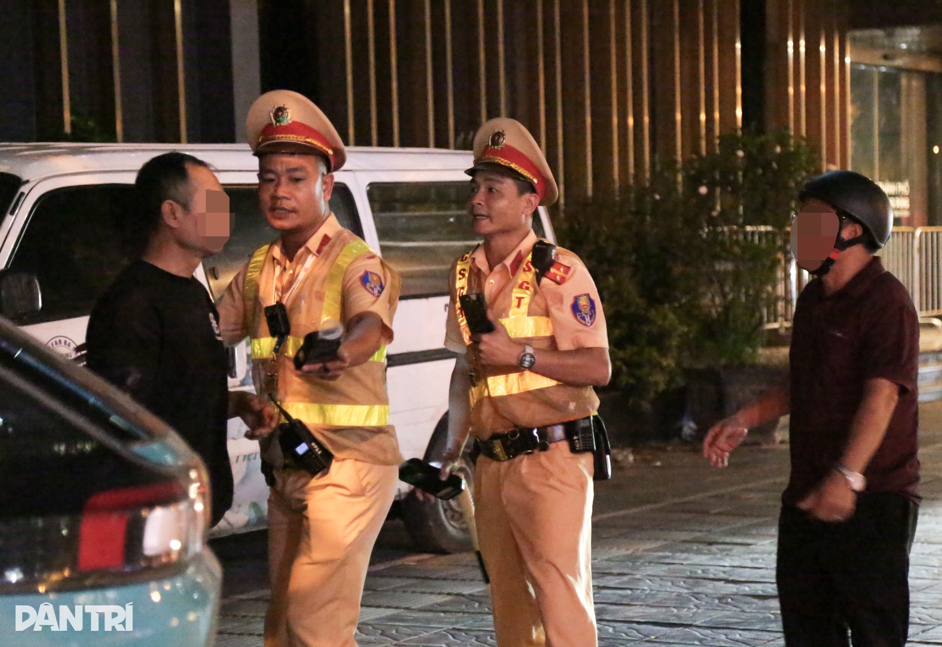 CSGT lập chốt gần quán nhậu, đón lõng xử lý nhiều tài xế vi phạm - 9