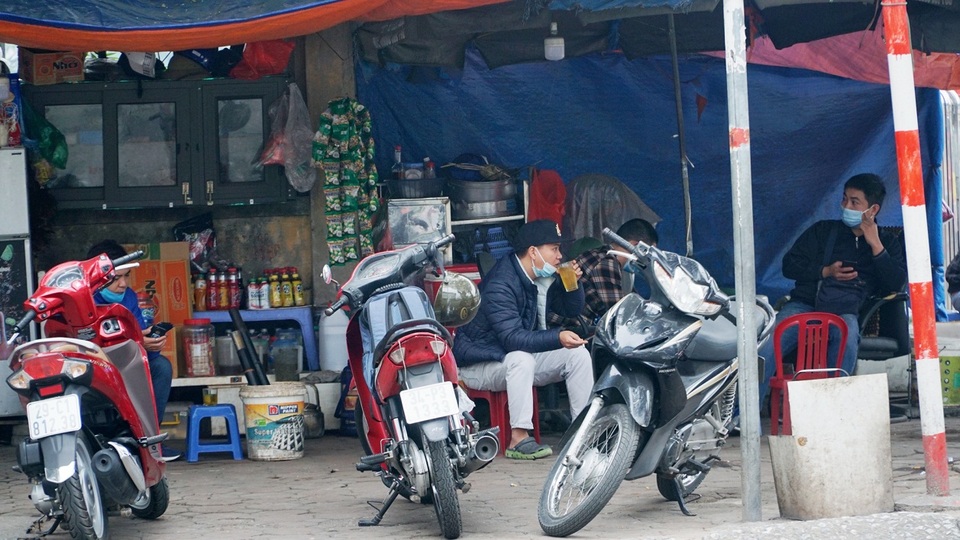 Hà Nội: Nhiều quán trà đá vỉa hè mọc trở lại bất chấp lệnh cấm - 7 Hà Nội: Nhiều quán trà đá vỉa hè mọc trở lại bất chấp lệnh cấm - 7