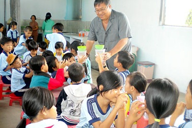 Suất cơm miễn phí ấm lòng học trò nghèo