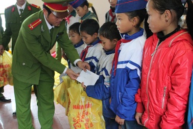 Lính trẻ đưa Tết sớm lên vùng cao