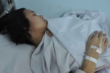 Va chạm với xe buýt, tính mạng cô gái trẻ nguy kịch