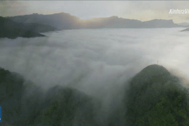 Mây cuồn cuộn “tuôn chảy” từ đỉnh núi cao 3000m như thác chảy