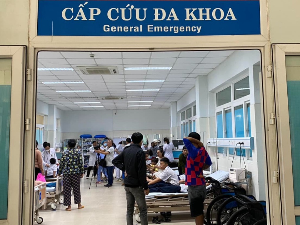 Ăn thức ăn của người phụ nữ lạ mặt, 20 học sinh phải cấp cứu - 1 Ăn thức ăn của người phụ nữ lạ mặt, 20 học sinh phải cấp cứu - 1