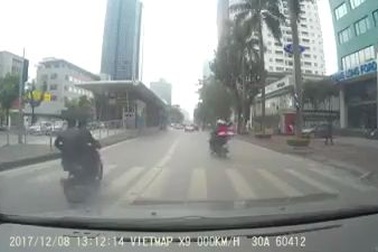 Xe máy vượt đèn đỏ, đi vào làn BRT đâm ngã học sinh sang đường