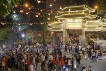 Hàng nghìn người đổ về chùa Vĩnh Nghiêm sau thời khắc giao thừa