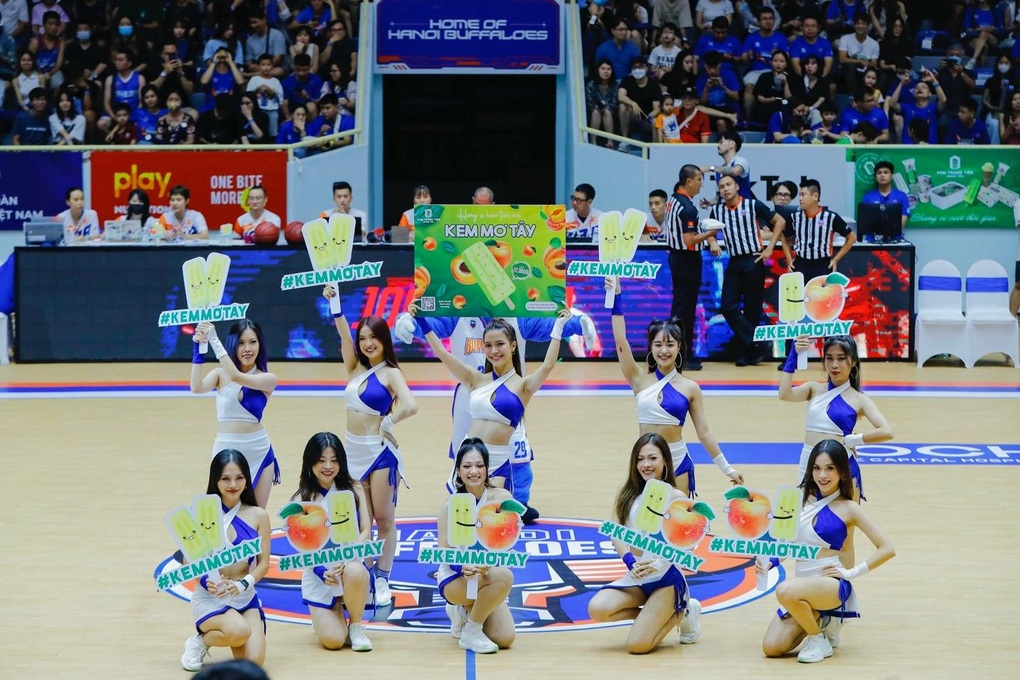Hanoi Buffaloes và Kem Tràng Tiền chơi lớn đón tiếp lượng fans kỷ lục - 3 Hanoi Buffaloes và Kem Tràng Tiền chơi lớn đón tiếp lượng fans kỷ lục - 3