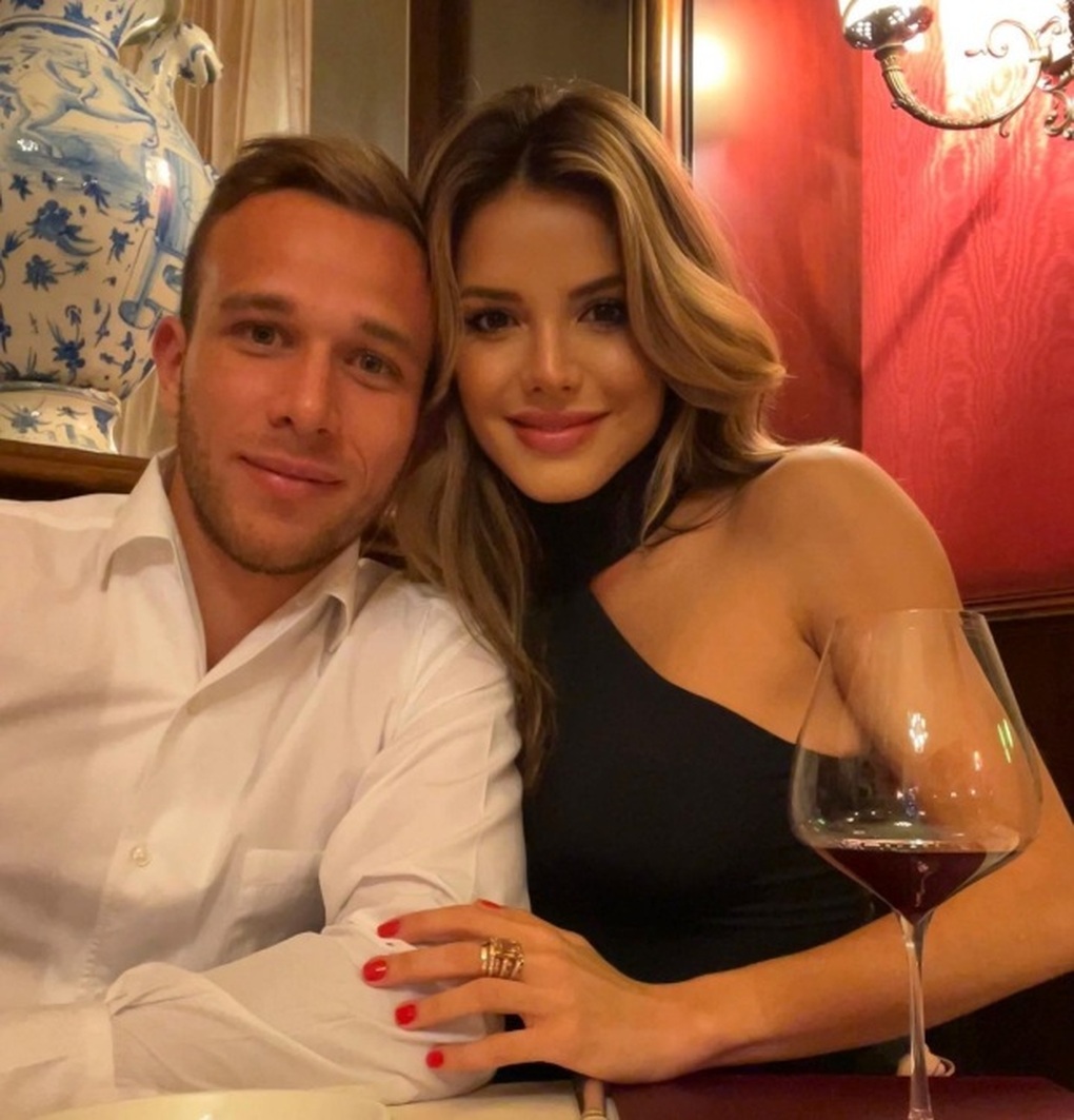 Người đẹp nóng bỏng, đam mê đánh bài, yêu say đắm tân binh Liverpool - 1