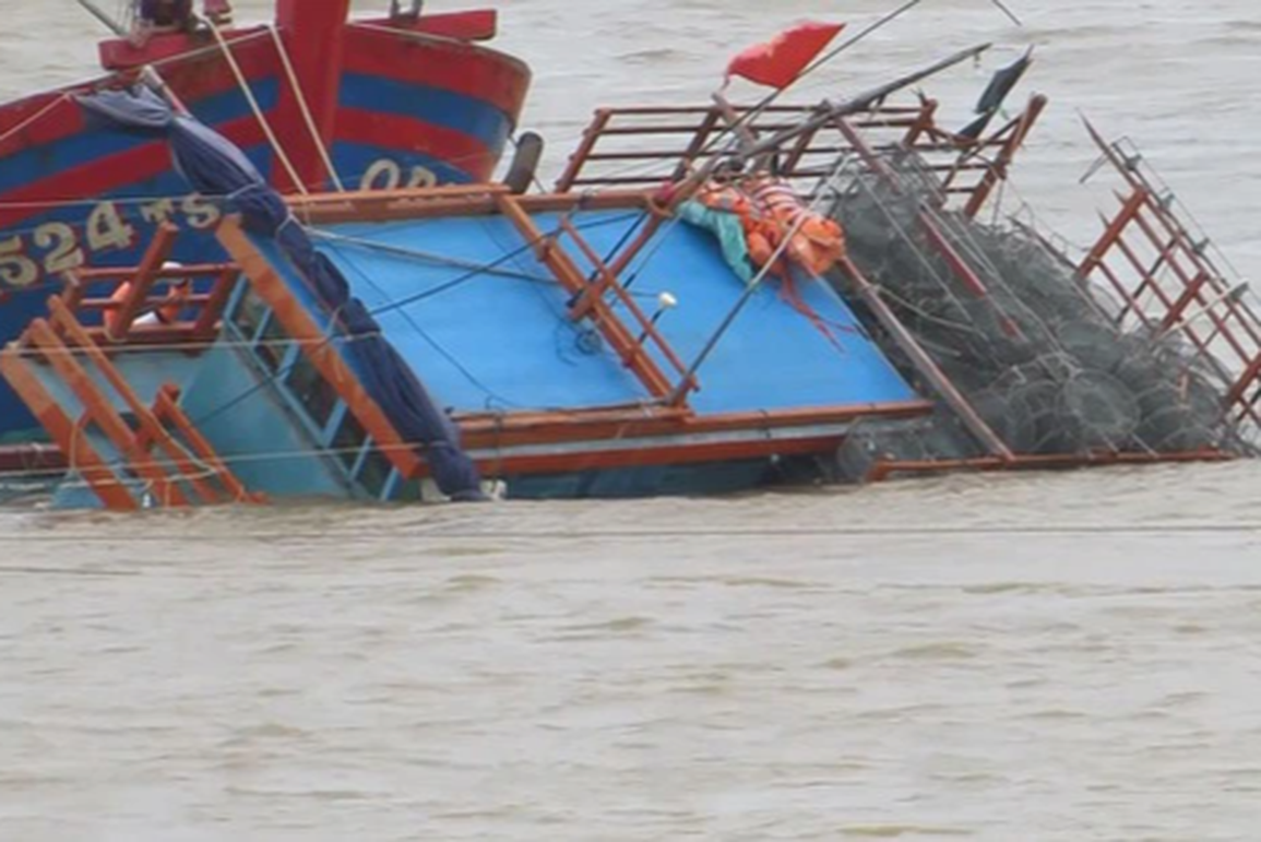 Tàu cá Quảng Trị bị đâm chìm, 6 ngư dân rơi xuống biển - 1 Tàu cá Quảng Trị bị đâm chìm, 6 ngư dân rơi xuống biển - 1