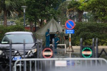 Hà Nội: Người hỗ trợ tổ bầu cử nghi mắc Covid-19, 4 tòa nhà bị phong tỏa