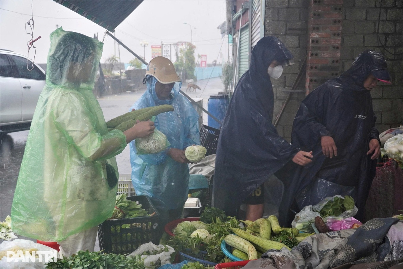 Bão Wipha đổ bộ, siết kiểm tra, ngăn chặn đầu cơ và thổi giá hàng hóa - 1