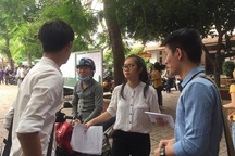 Hai giám thị viết kiểm điểm vì cho thí sinh mang đề thi ra ngoài sớm