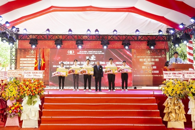 PGS.TS. Cao Hùng Phi Bí thư Đảng ủy, Hiệu trưởng Nhà trường trao học bổng cho sinh viên.