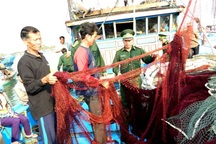 Ngư dân tố tàu hải cảnh Trung Quốc cướp phá: Khống chế bằng roi điện?