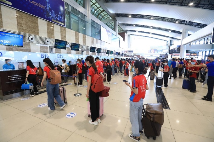 Vietnam Airlines đưa 350 cán bộ, giảng viên và sinh viên y khoa từ Hà Nội vào Bình Dương chống dịch - Ảnh 3.