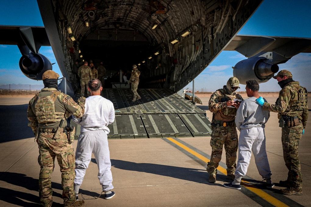 Mỹ đưa người nhập cư bất hợp pháp tới nhà tù Vịnh Guantanamo - 1 Mỹ đưa người nhập cư bất hợp pháp tới nhà tù Vịnh Guantanamo - 1