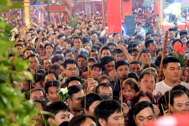 "Biển người" thức trắng đêm dâng lễ tại chùa Bà