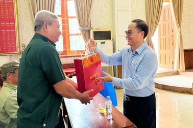 Thứ trưởng Vũ Chiến Thắng thắp hương tri ân liệt sỹ, tặng quà người có công