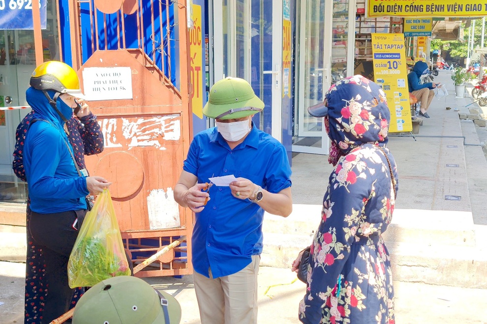 Hình ảnh lạ trong ngày đầu người dân TP Vinh đi chợ bằng thẻ - 8 Hình ảnh lạ trong ngày đầu người dân TP Vinh đi chợ bằng thẻ - 8