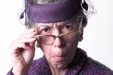 Mẹ chồng bảo con dâu "lúc nào cũng môi son má đỏ như ca-ve ấy"