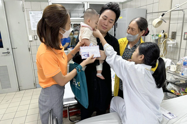 Tùng Dương vào viện thăm các nạn nhân vụ cháy chung cư mini ở Hà Nội