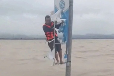 Người đàn ông thoát chết sau một đêm bám cột đèn giữa mưa lũ ở Quảng Bình