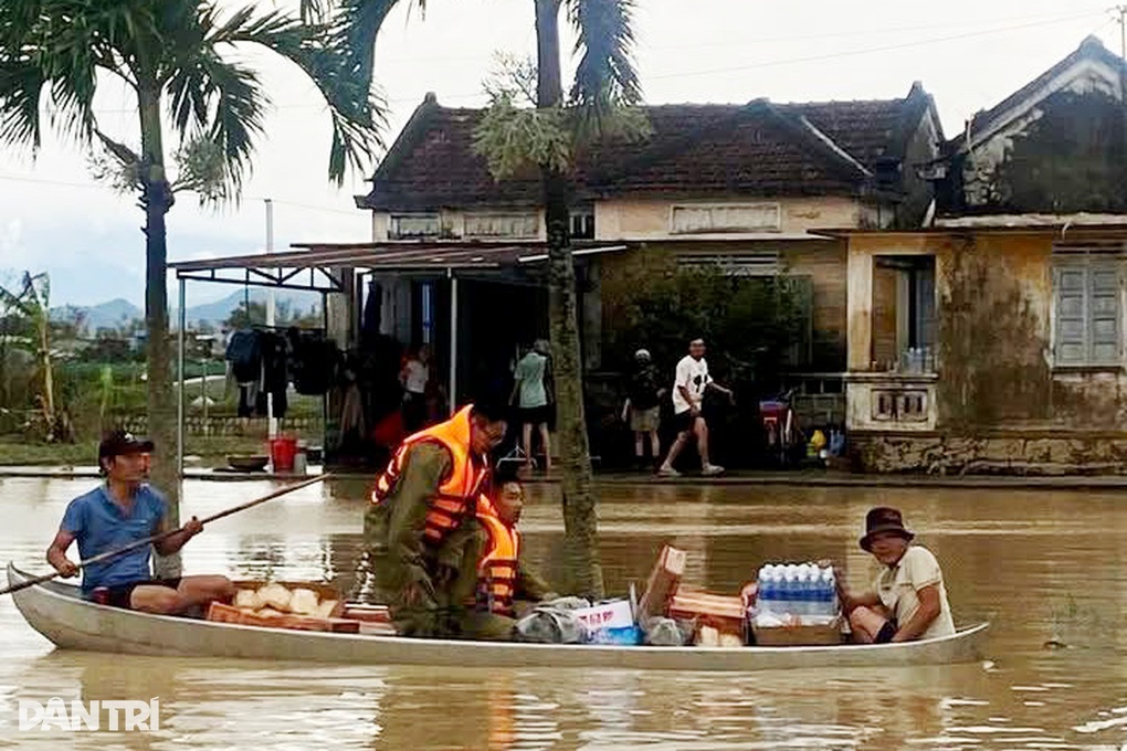 Bốn ngày chạy lũ trở về, người bảo vệ rơi nước mắt trước cảnh nhà đổ nát - 5