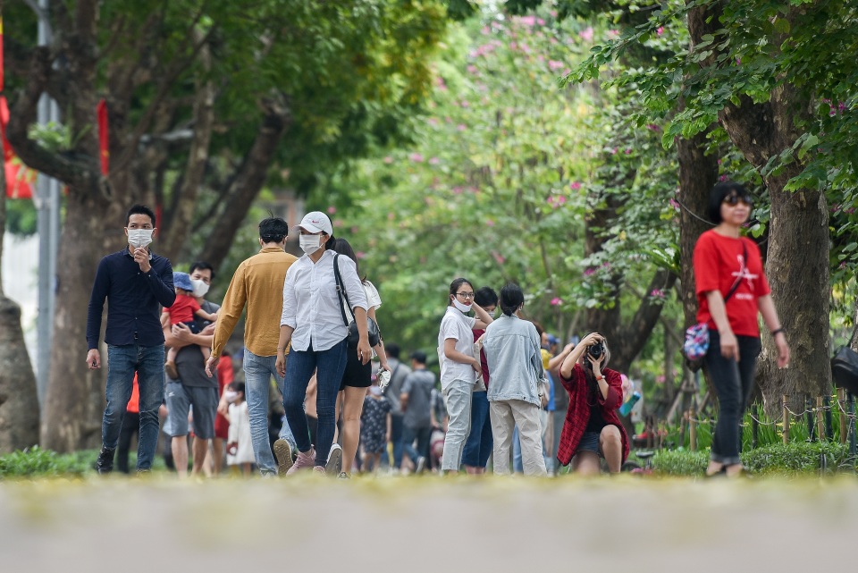 Người dân đổ về hồ Gươm vui chơi, quên đeo khẩu trang - 1 Người dân đổ về hồ Gươm vui chơi, quên đeo khẩu trang - 1