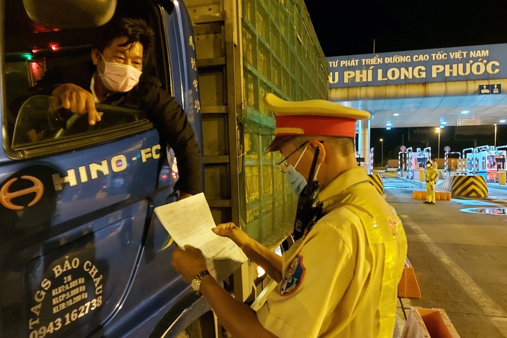 Cục CSGT: Không ngăn sông cấm chợ, tránh cứng nhắc trong phòng dịch - 1 Cục CSGT: Không ngăn sông cấm chợ, tránh cứng nhắc trong phòng dịch - 1