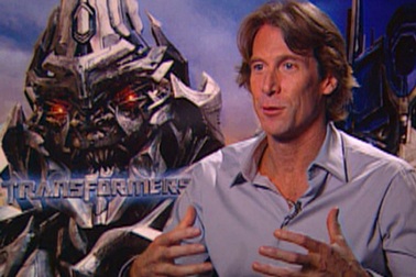 Đạo diễn Michael Bay “tẽn tò” trên sân khấu 