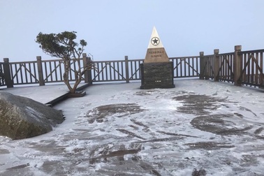 Băng tuyết phủ trắng đỉnh Fansipan