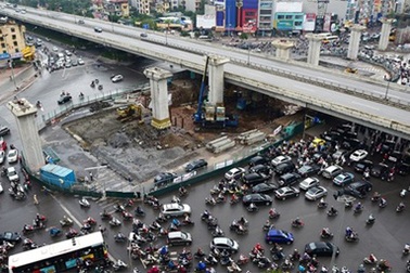 Hà Nội: Đường Nguyễn Trãi ùn tắc vì nhà thầu rào đường không hợp lý?