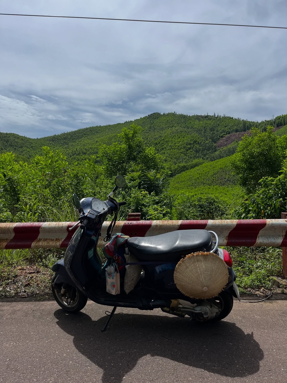 فتاة يابانية تسافر عبر فيتنام بمفردها، تسقط من الدراجة في منتصف الطريق، فيخرج أهل القرية بأكملها لمساعدتها - 2 Cô gái Nhật đi xuyên Việt một mình, ngã xe giữa đường được cả làng ra giúp - 2