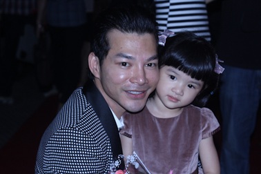 Con gái Trương Ngọc Ánh “quấn” ba hơn mẹ