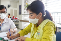 Mẹ nghèo vay 100 triệu đồng thuê máy bay đưa con từ đảo vào TPHCM cấp cứu