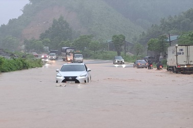 Quốc lộ 6 ngập như sông, xe máy bị cuốn trôi