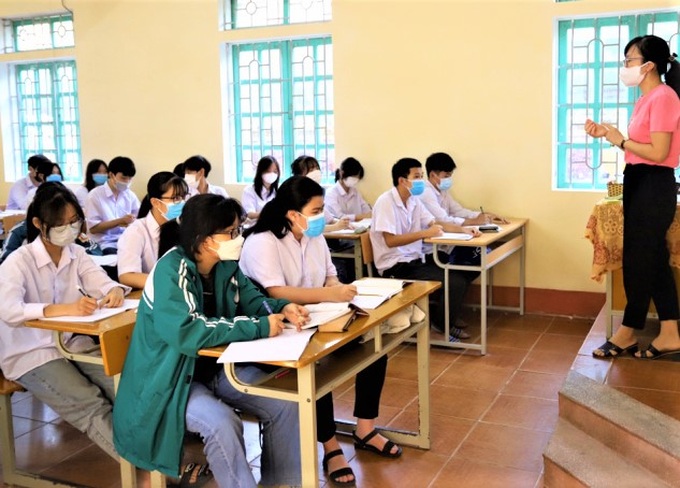 Học sinh nhiều tỉnh, thành trở lại học trực tiếp phù hợp với diễn biến dịch Covid-19.