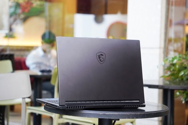 Đánh giá MSI Stealth A16 AI+: Đối thủ của MacBook Pro 16 inch